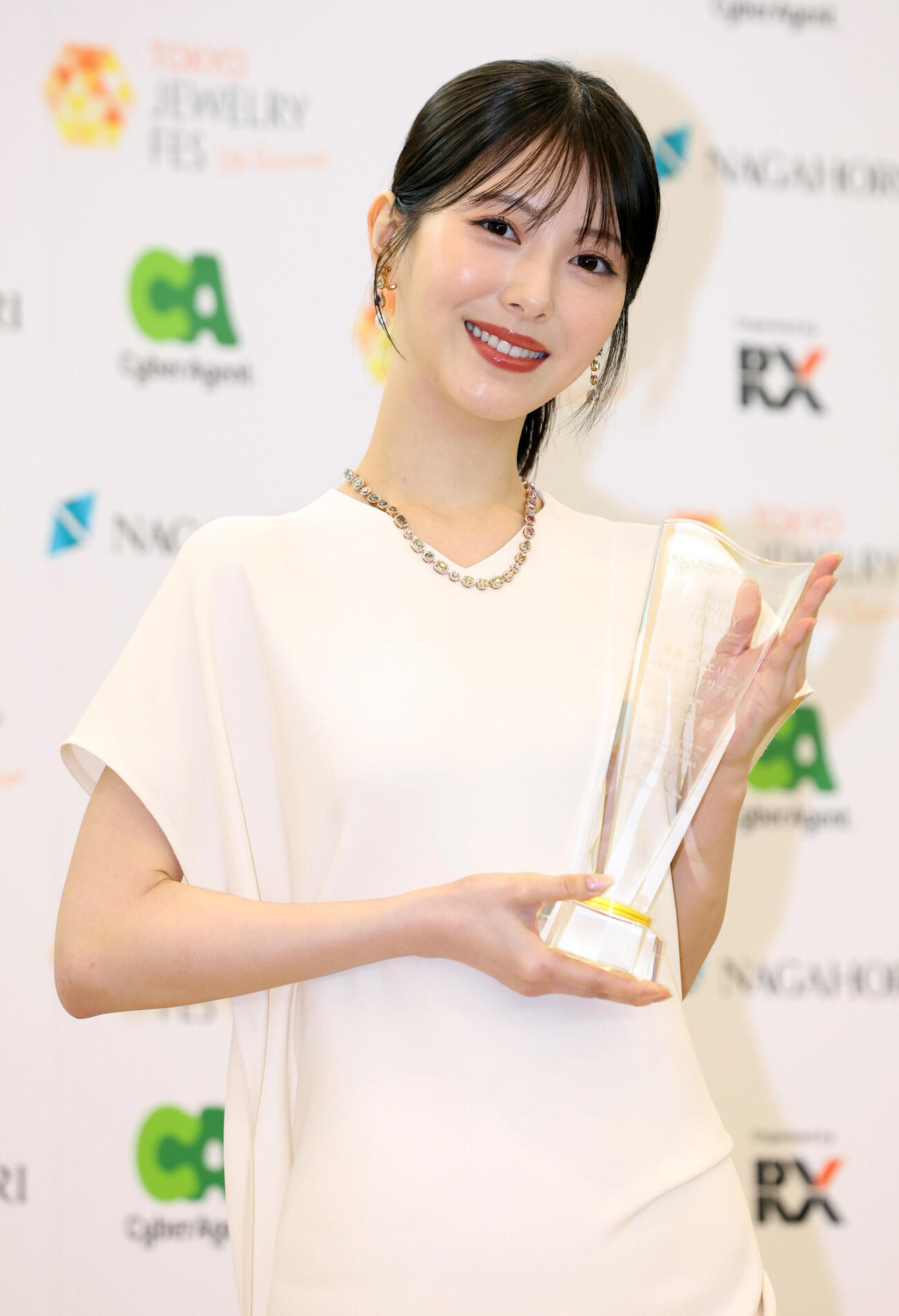 第37回日本ジュエリーベストドレッサー賞20代部門を受賞した浜辺美波（撮影・浅見桂子）