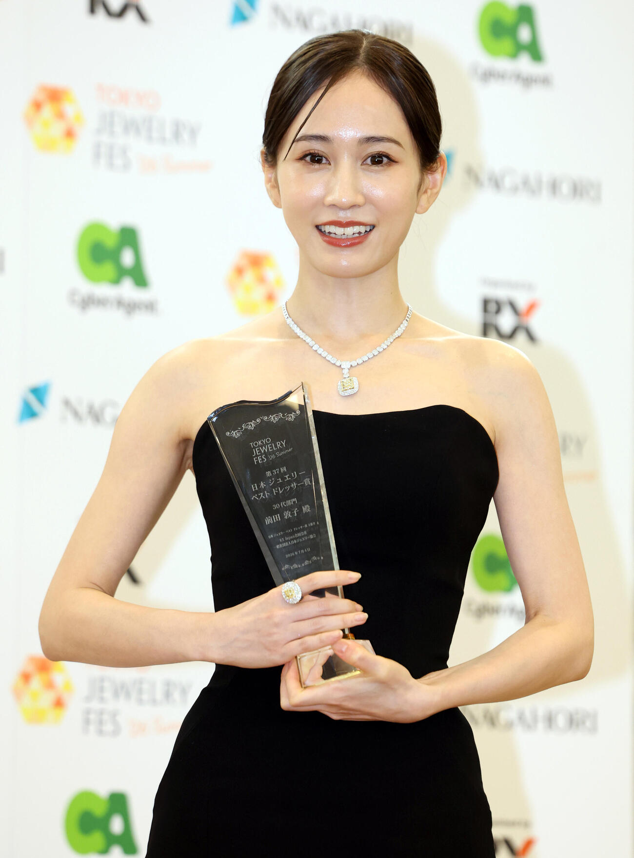 第37回日本ジュエリーベストドレッサー賞で30代部門を受賞した前田敦子（撮影・浅見桂子）