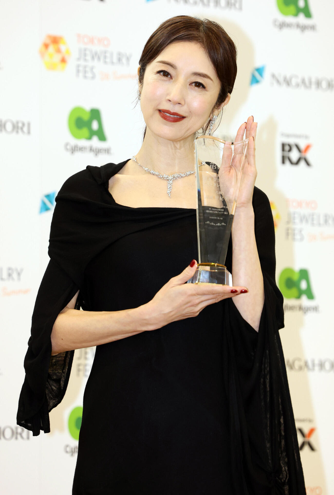 第37回日本ジュエリーベストドレッサー賞50代部門を受賞した高岡早紀（撮影・浅見桂子）