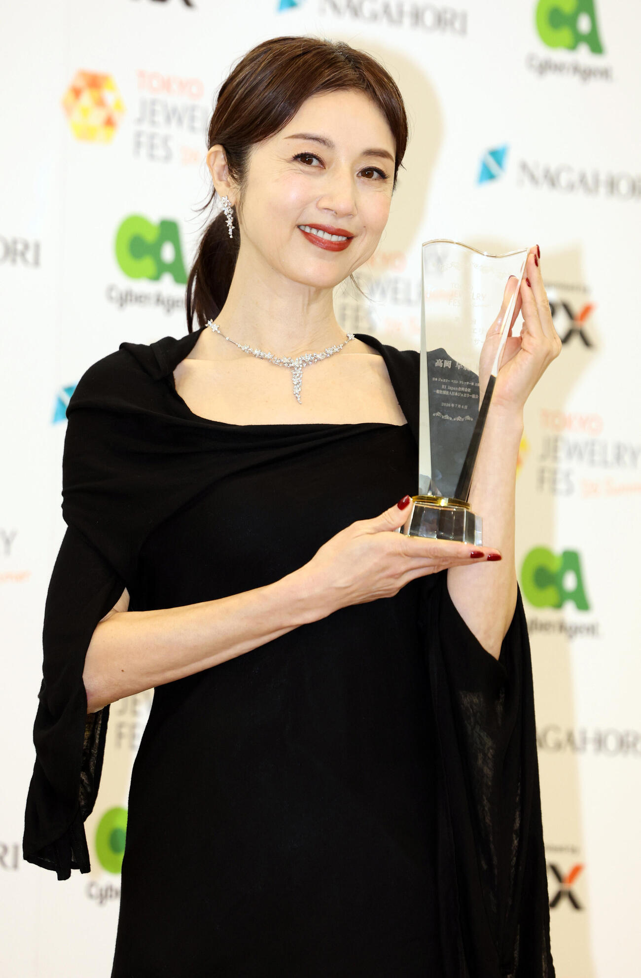 第37回日本ジュエリーベストドレッサー賞50代部門を受賞した高岡早紀（撮影・浅見桂子）