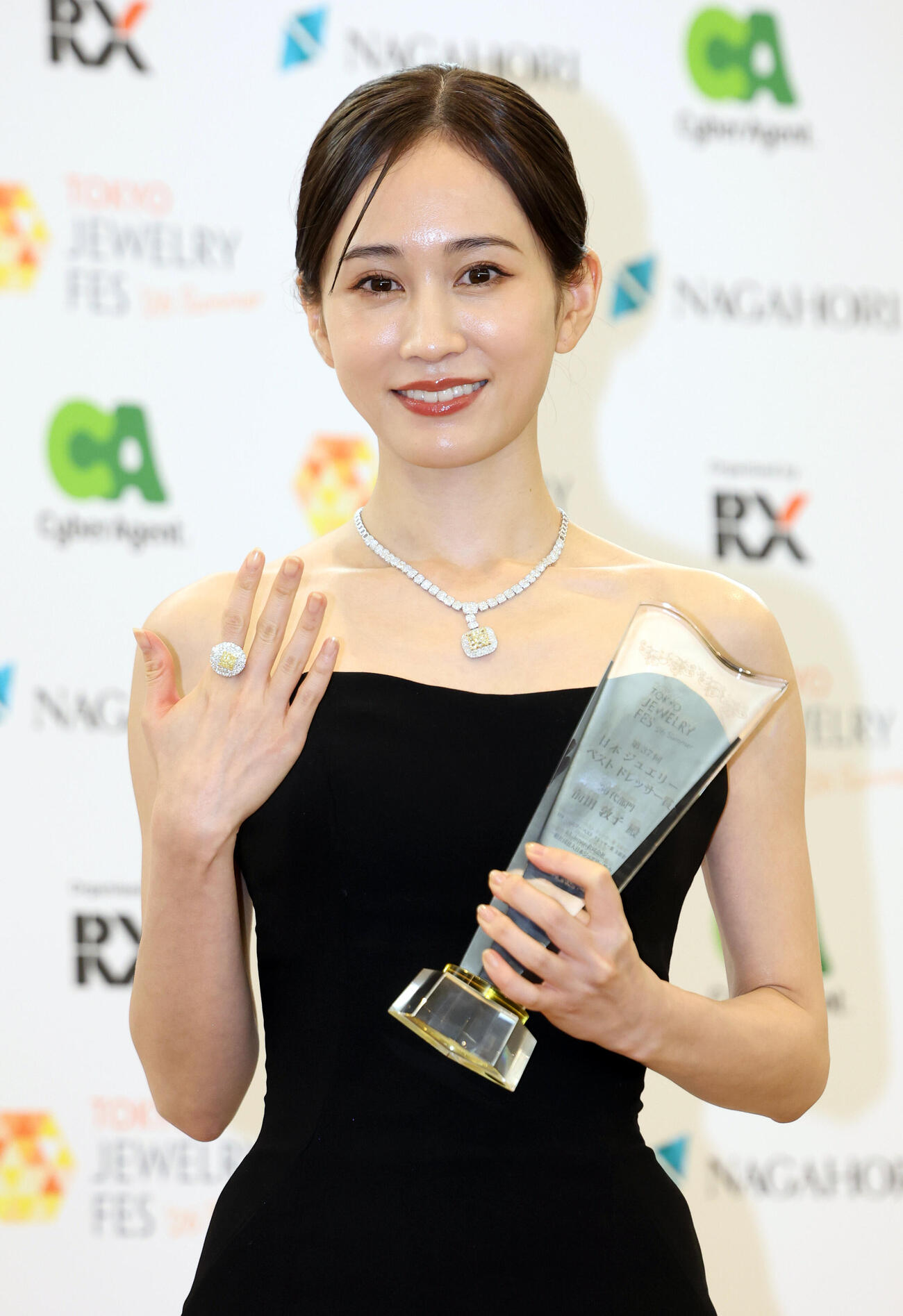 第37回日本ジュエリーベストドレッサー賞で30代部門を受賞した前田敦子（撮影・浅見桂子）