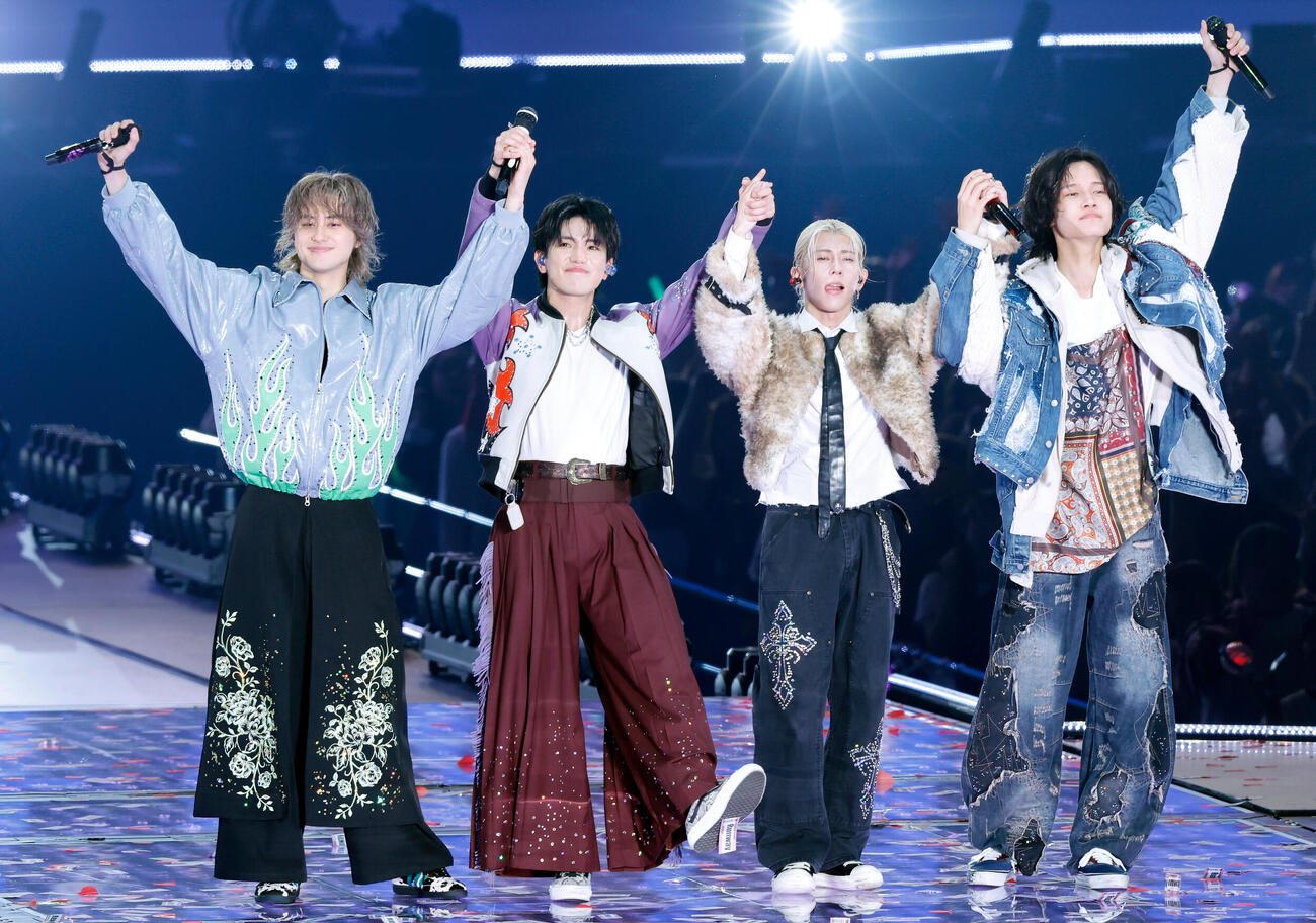 終演を迎え、観客に感謝するAぇ！group、左から小島健、正門良規、末澤誠也、佐野晶哉（撮影・山本朝陽）