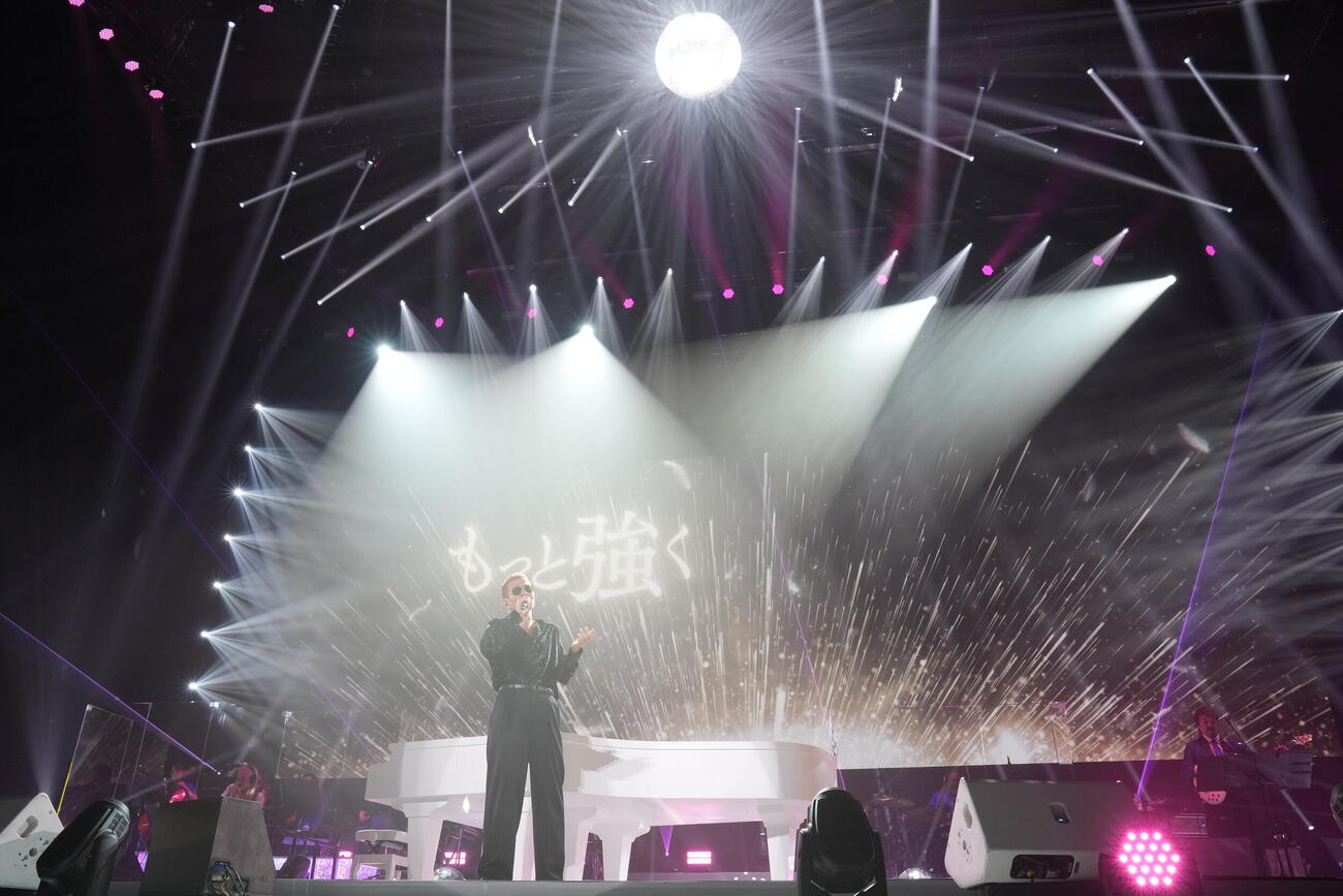全国ツアー「Heart to Heart Season3」初日公演で歌唱するEXILE ATSUSHI