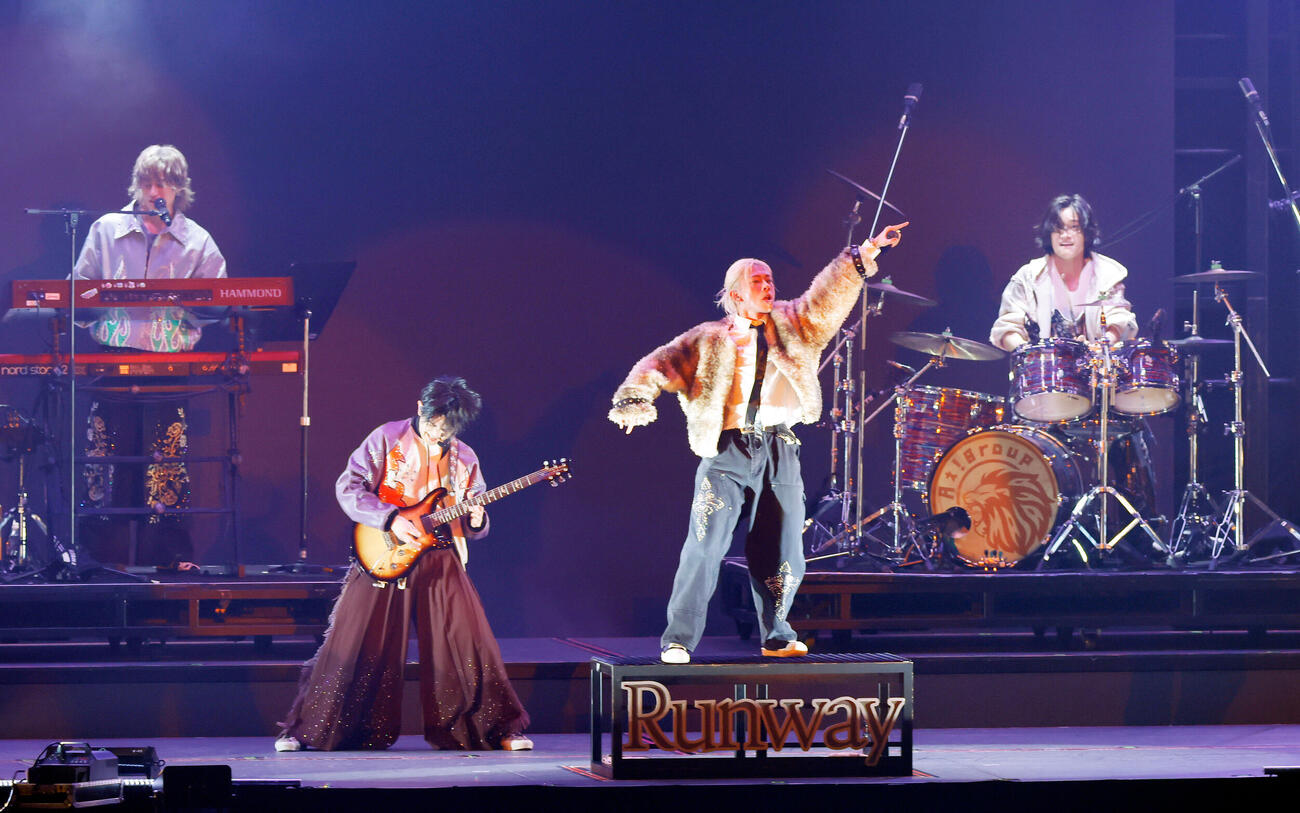 パフォーマンスを行うAぇ！group、左から小島健、正門良規、末澤誠也、佐野晶哉（撮影・山本朝陽）