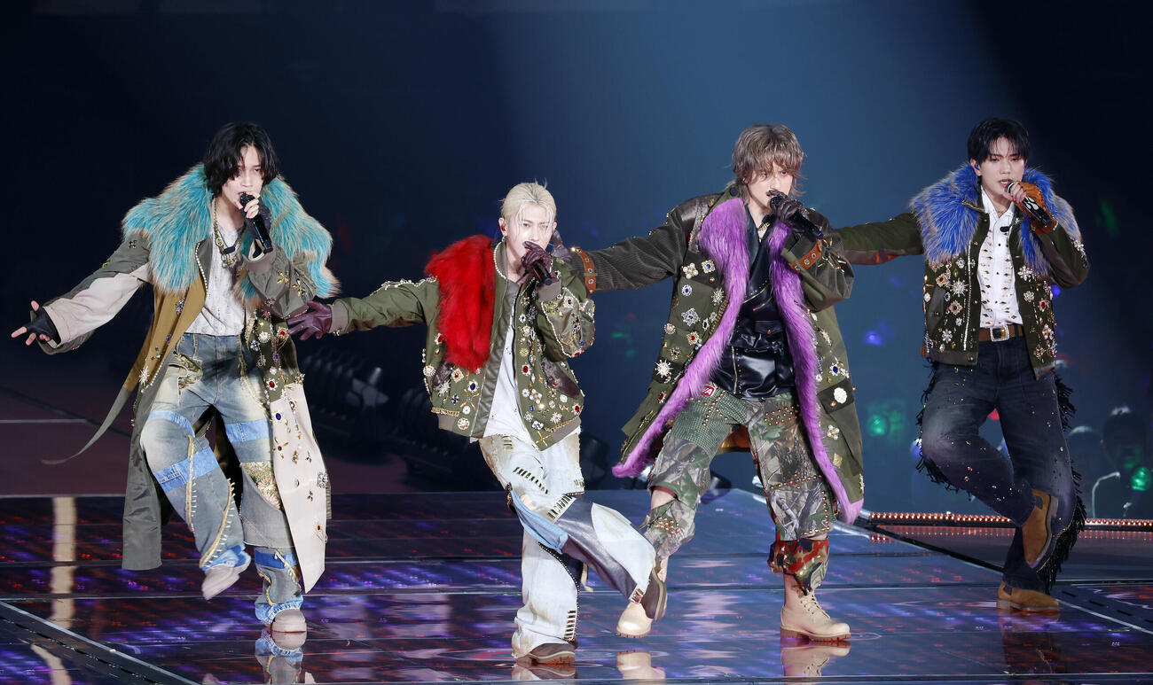 パフォーマンスを行うAぇ！group、左から佐野晶哉、末澤誠也、小島健、正門良規（撮影・山本朝陽）