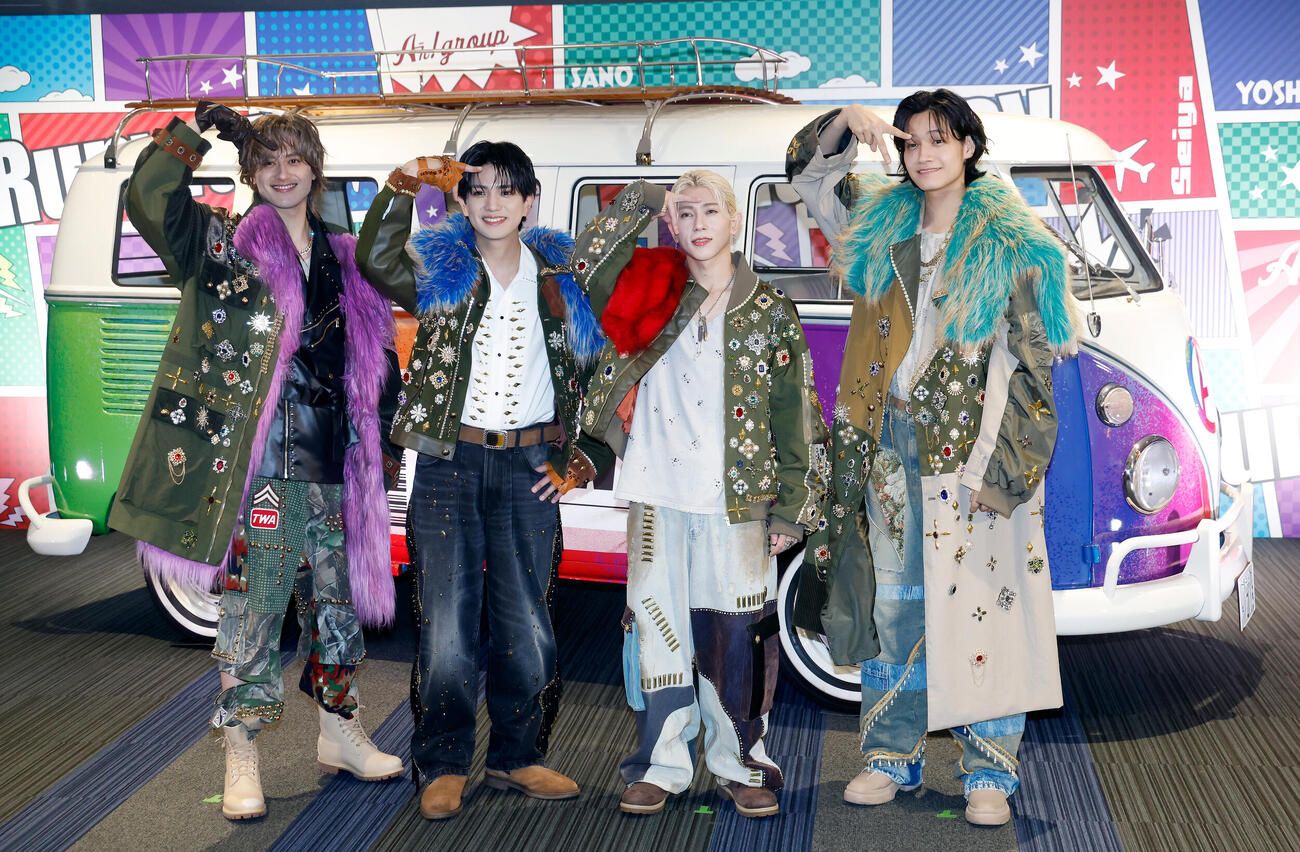 フォトセッションを行うAぇ！group、左から小島健、正門良規、末澤誠也、佐野晶哉（撮影・山本朝陽）