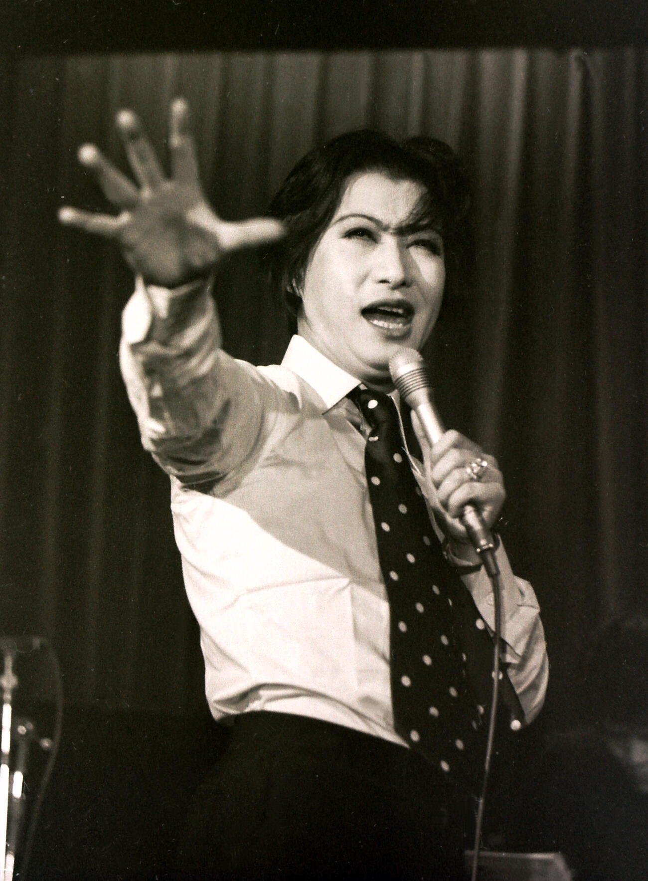 銀巴里で熱唱する美輪明宏（1977年撮影）