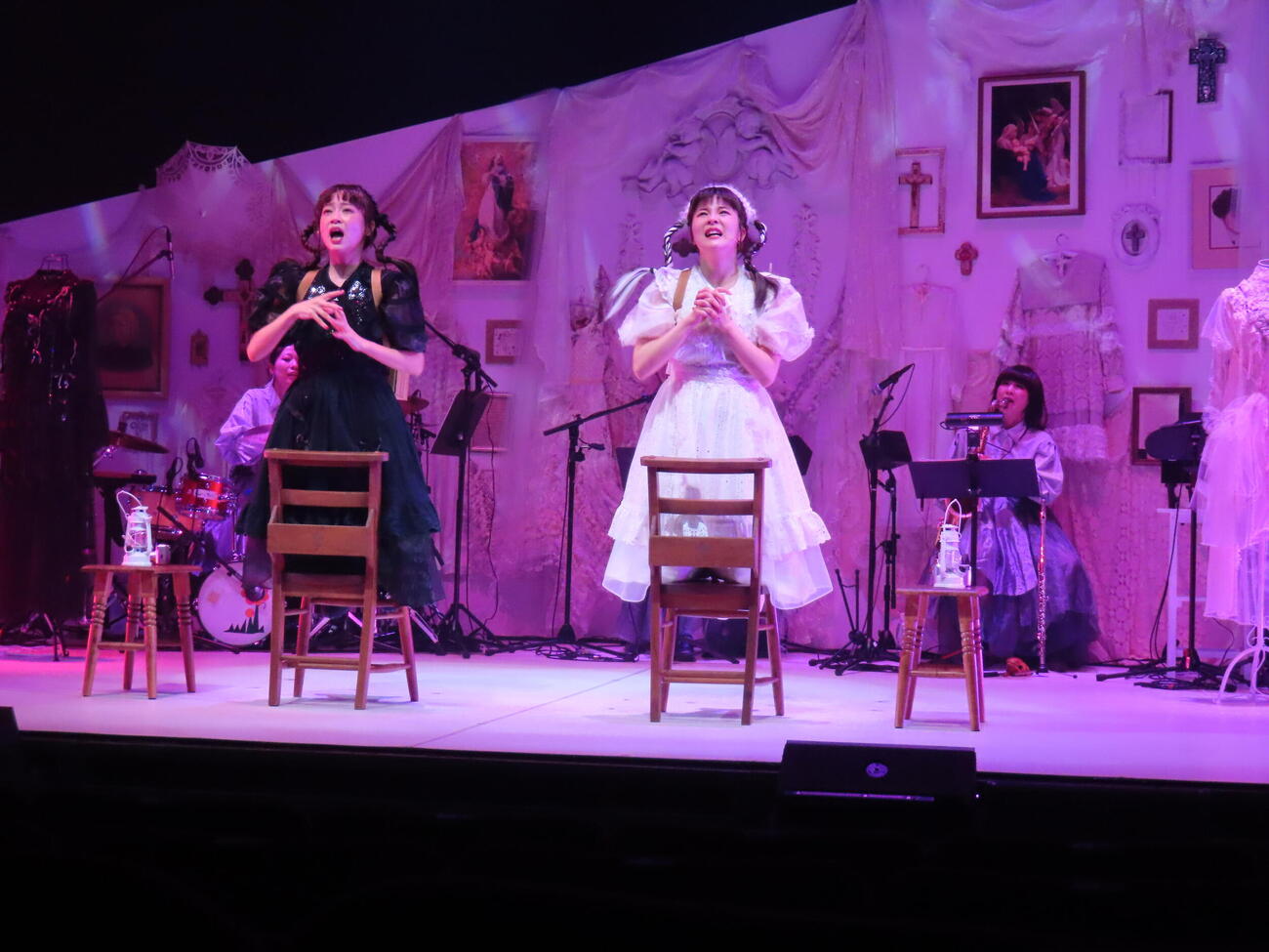 音楽劇「超、Maria」ゲネプロを行う清水くるみ（左）と田村芽実