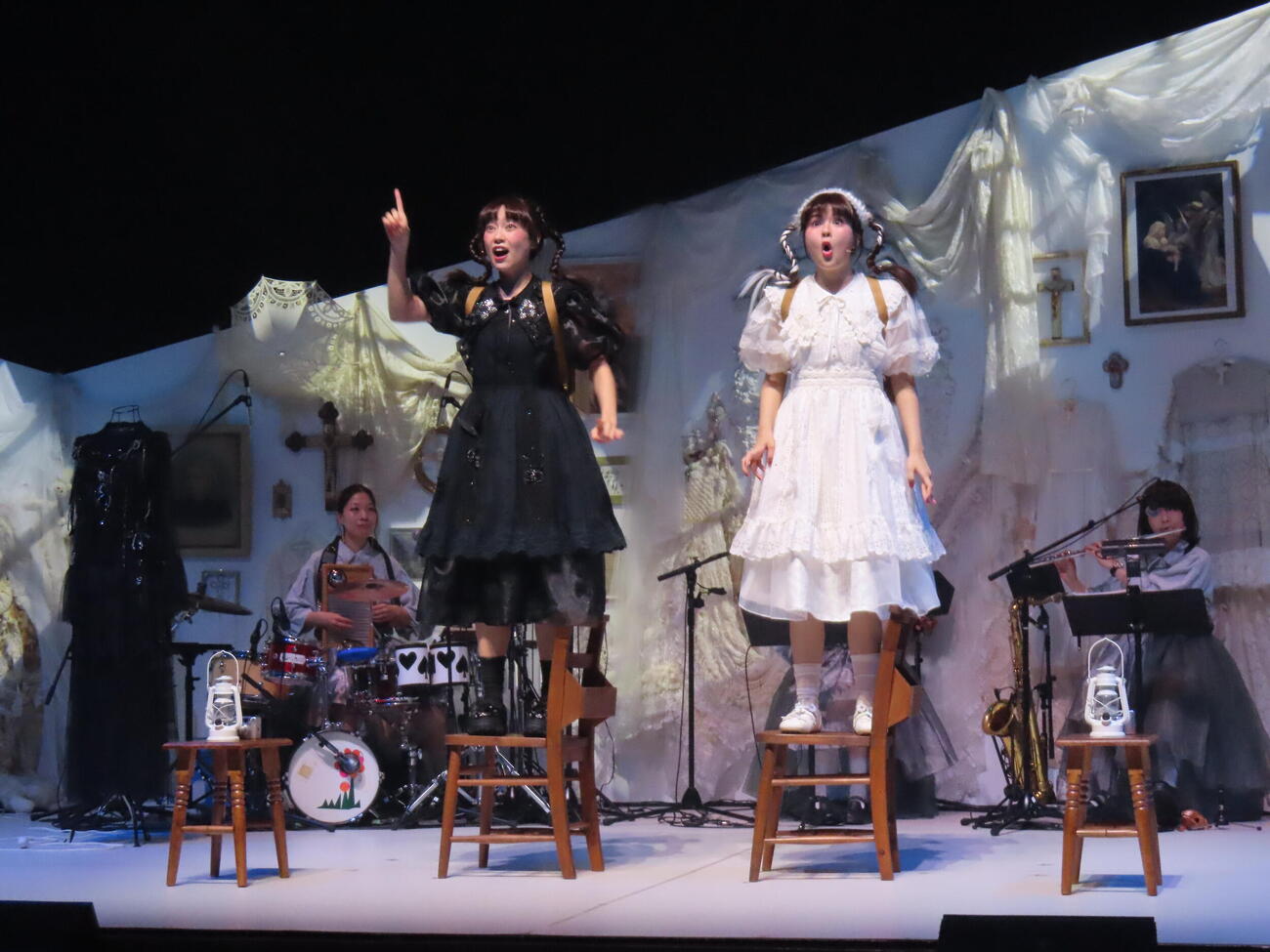 音楽劇「超、Maria」ゲネプロを行う清水くるみ（左）と田村芽実