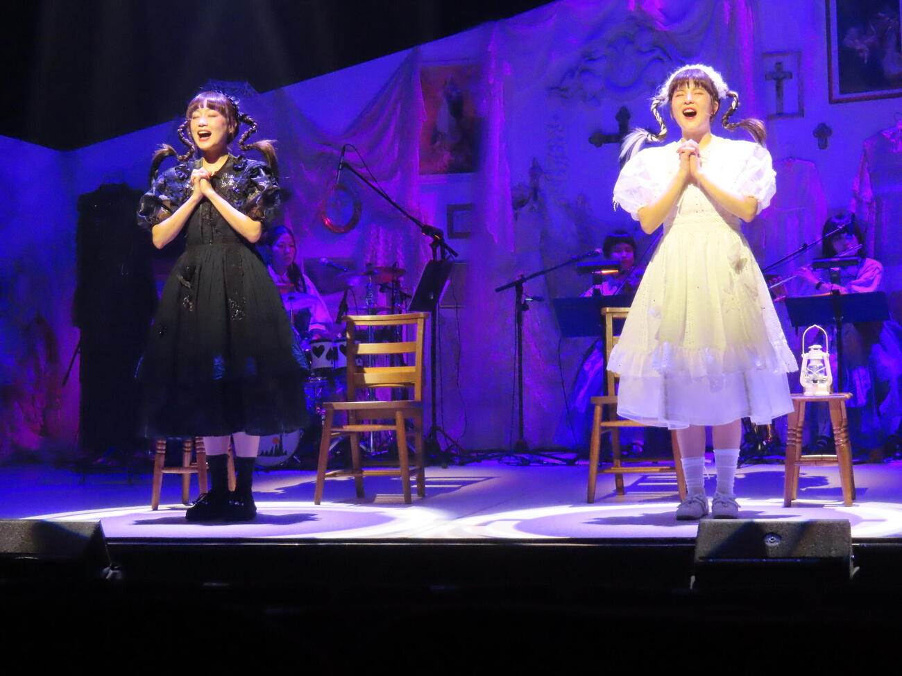 音楽劇「超、Maria」ゲネプロを行う清水くるみ（左）と田村芽実
