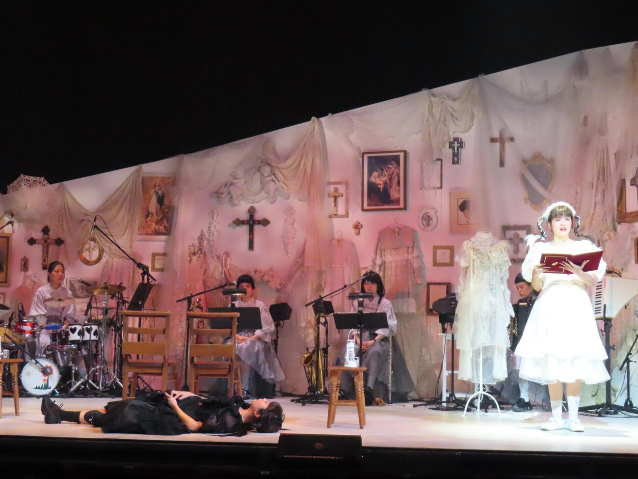 音楽劇「超、Maria」ゲネプロを行う清水くるみ（左）と田村芽実