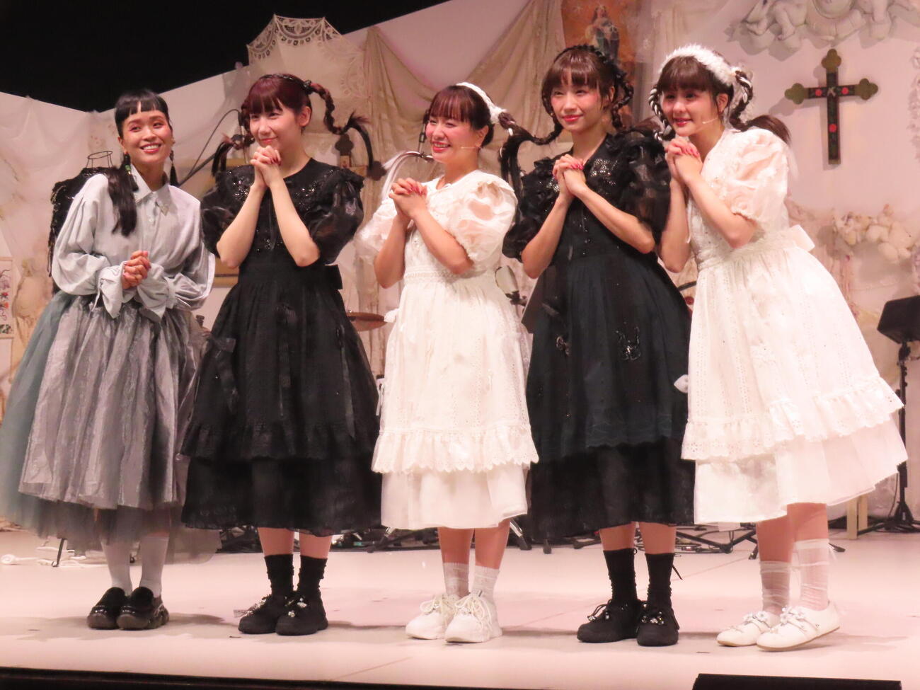 音楽劇「超、Maria」取材会に登壇した、左から小春、根本宗子、もも、清水くるみ、田村芽実