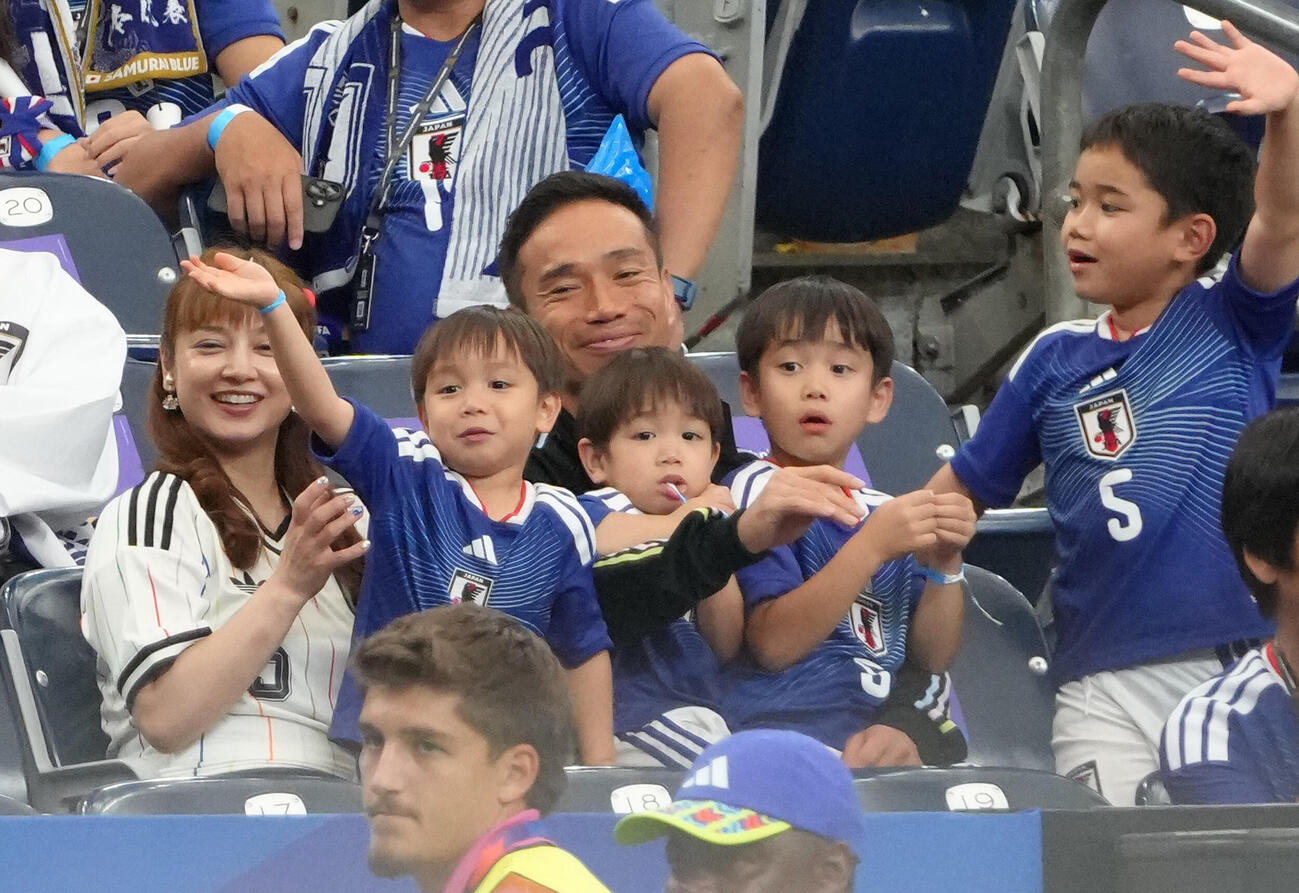 日本対ブラジル　試合後、仲良く笑顔を見せる長友佑都（後方中央）、平愛梨（左端）と子どもたち（2026年6月撮影）