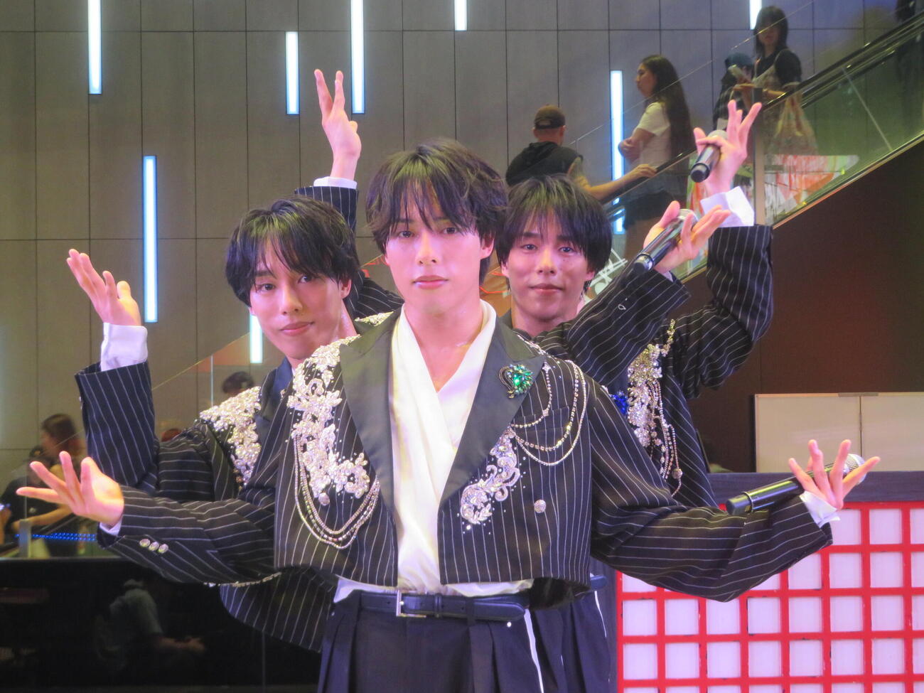 “阿修羅ダンス”を初披露した佐藤三兄弟（撮影・川田和博）