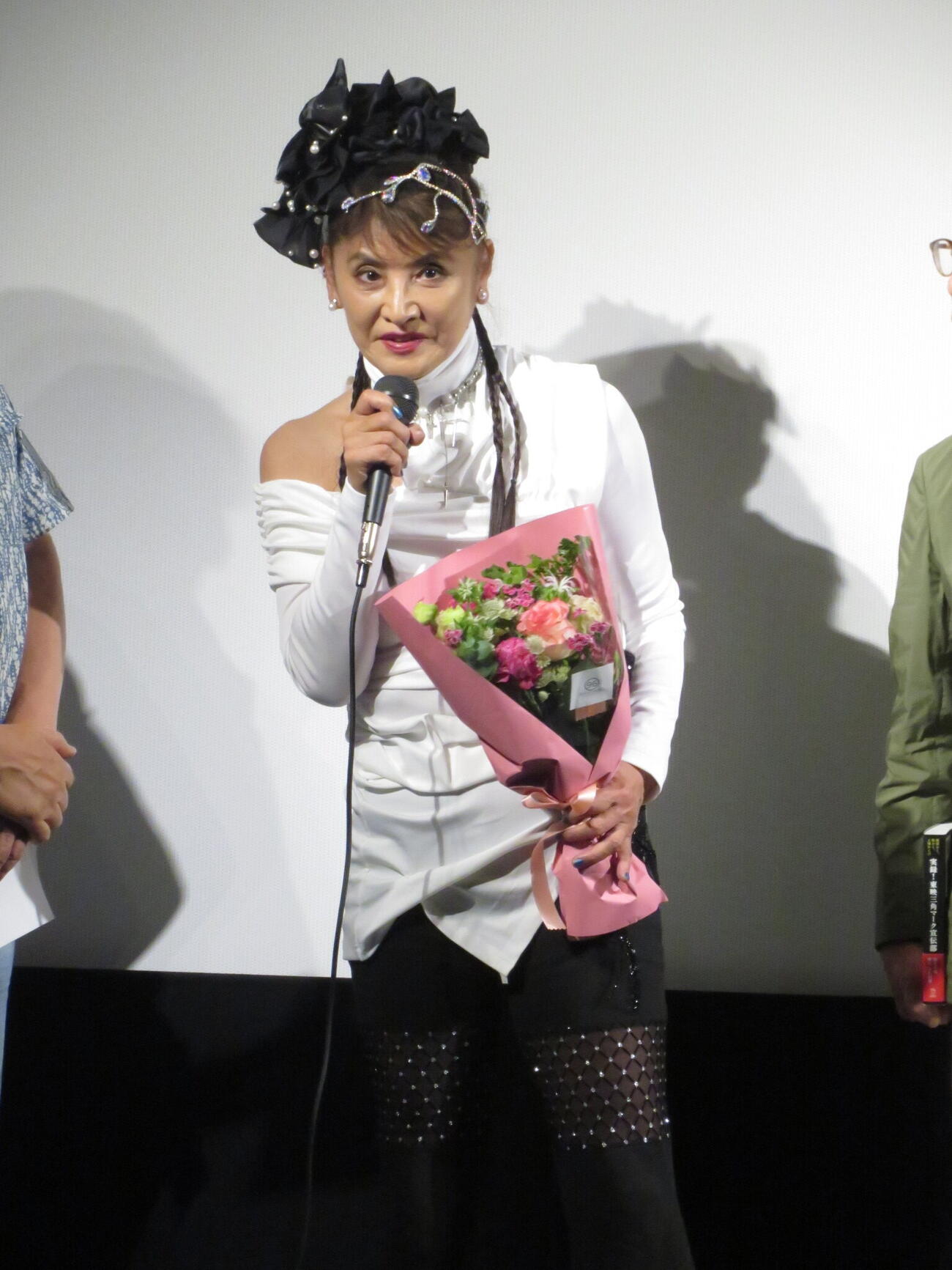 トークイベントの最後に花束を受け取った志穂美悦子