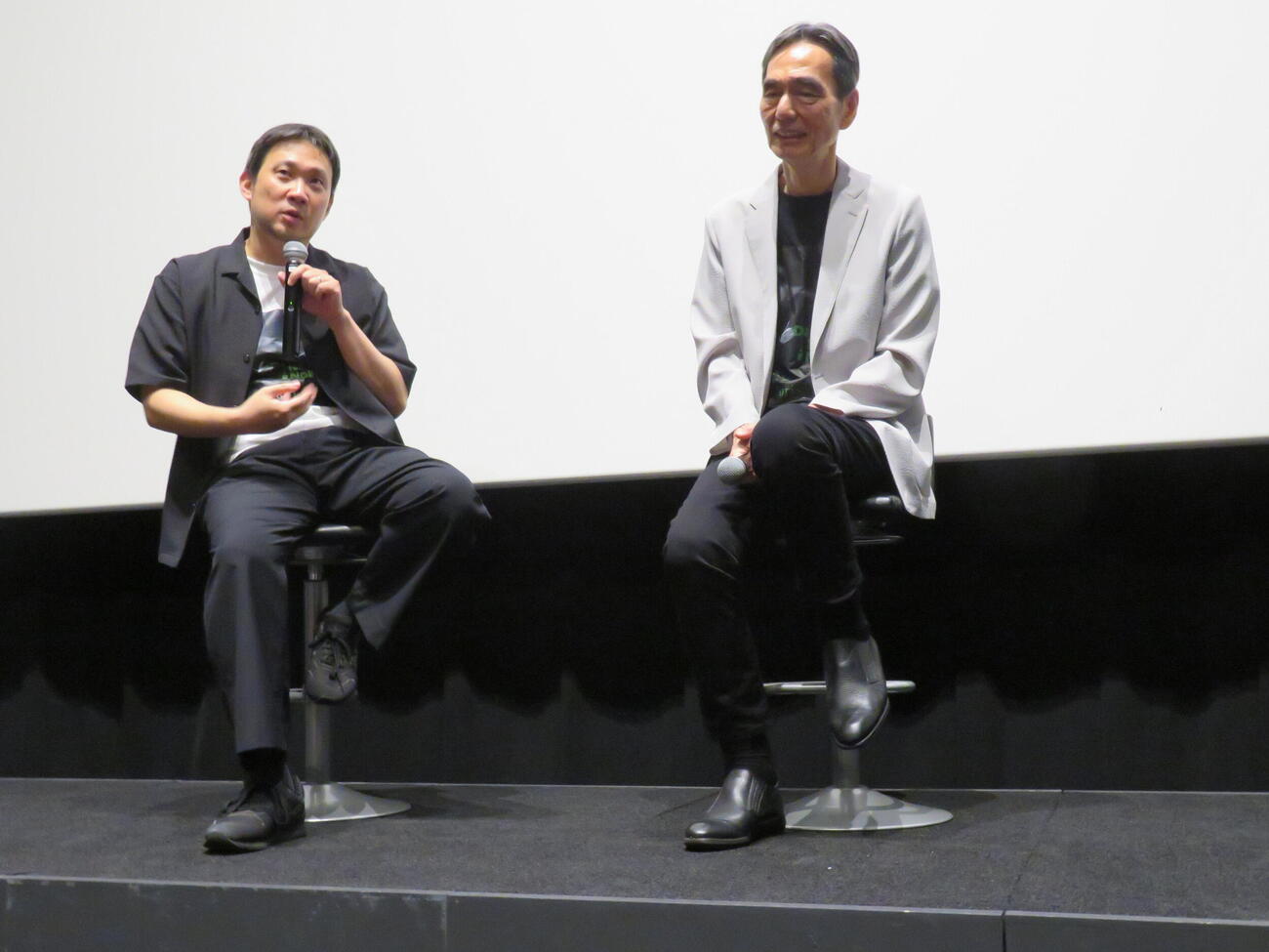 「急に具合が悪くなる」公開記念トークイベントに登壇した濱口竜介監督（左）と長塚京三（撮影・村上幸将）