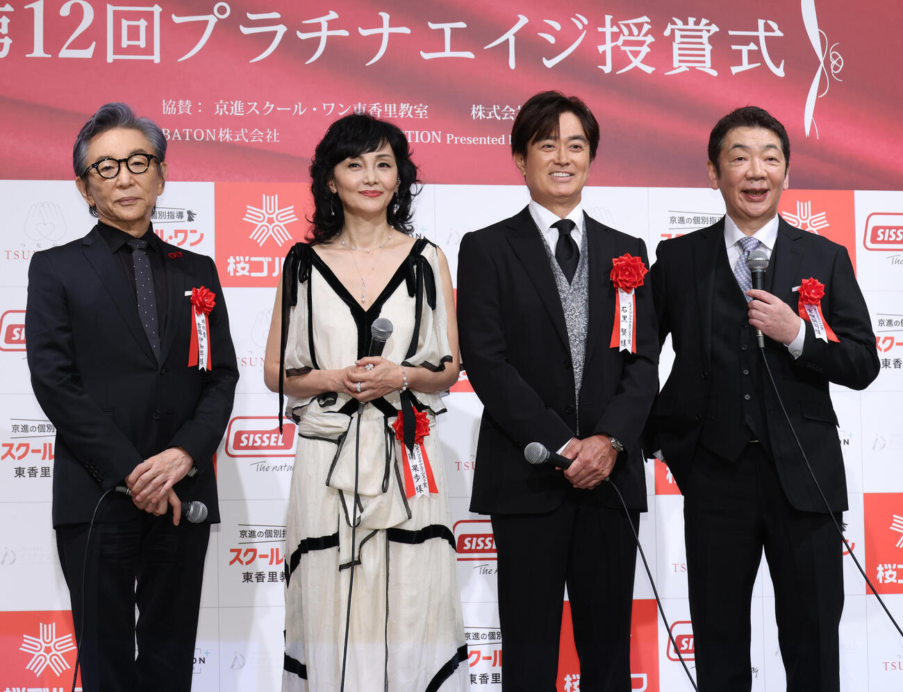 プラチナエイジ授賞式受賞者たち。左から古舘伊知郎アナウンサー、南果歩、石黒賢、宮根誠司アナウンサー（撮影・中島郁夫）