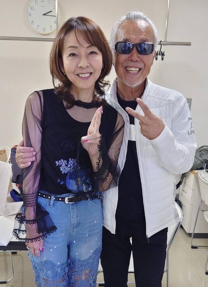 「ヨコハマ・ロンリーナイト」を歌唱する北沢麻衣と作曲した杉本真人