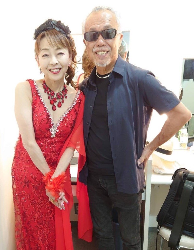 「ヨコハマ・ロンリーナイト」を歌唱する北沢麻衣と作曲した杉本真人