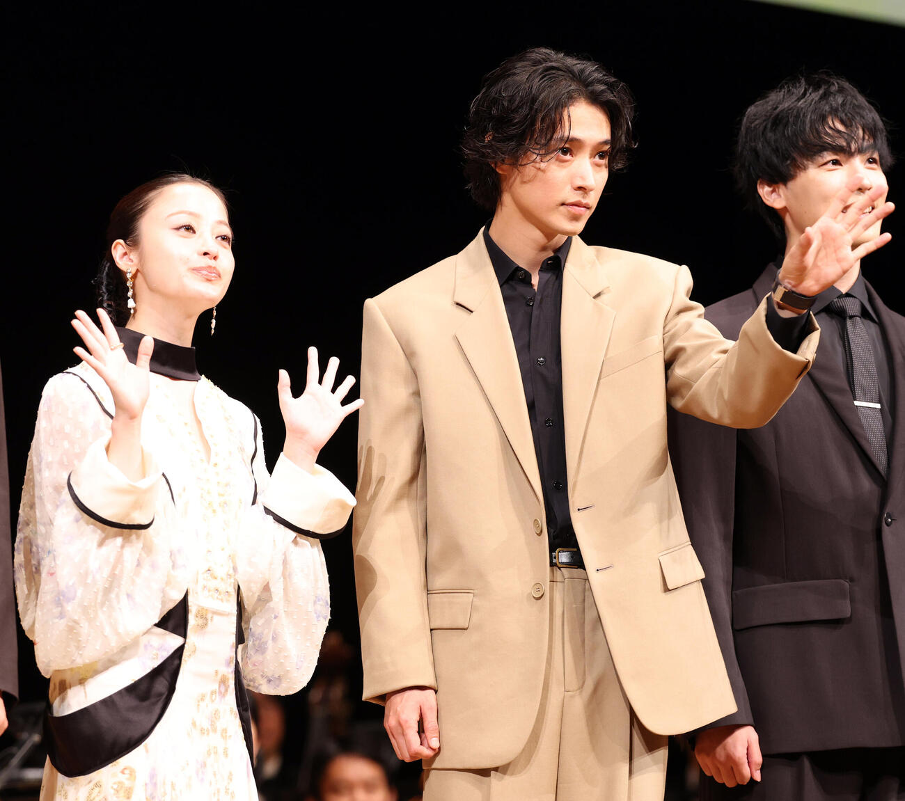 KINGDOMシネマコンサートのサプライズトークイベントで手を振る山﨑賢人（左）と橋本環奈（撮影・浅見桂子）