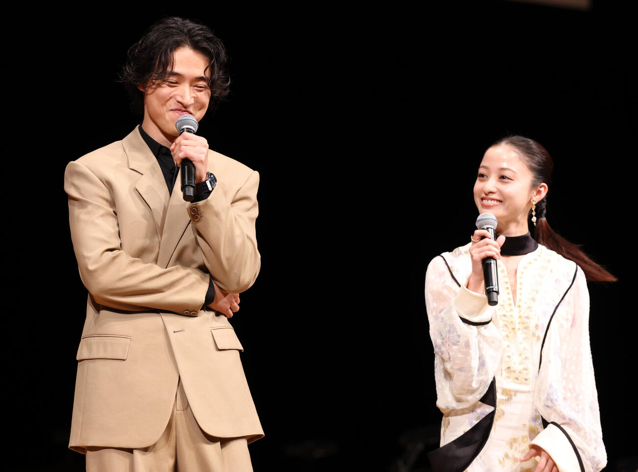 KINGDOMシネマコンサートのサプライトークイベントで笑顔で語る山﨑賢人（左）。右は橋本環奈（撮影・浅見桂子）