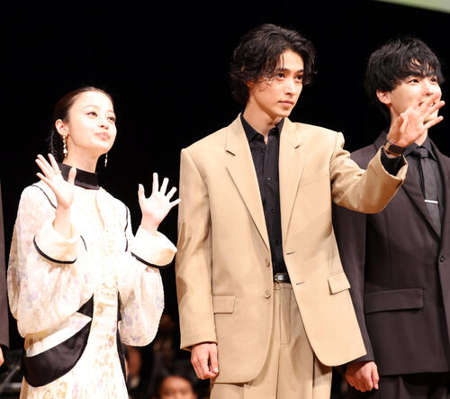 橋本環奈「キングダム」トーク壇上せき込み言葉出ず…山﨑賢人は「逆フォローしてしまった」