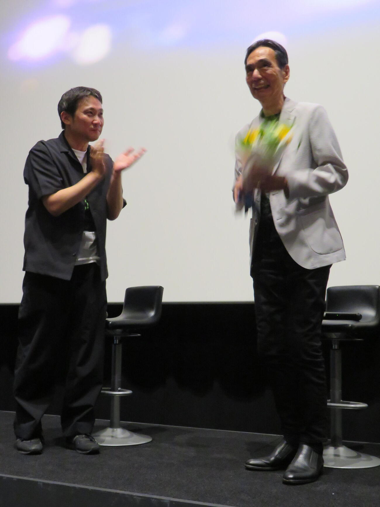 「急に具合が悪くなる」公開記念トークイベントで濱口竜介監督（左）から花束を贈られる長塚京三（撮影・村上幸将）