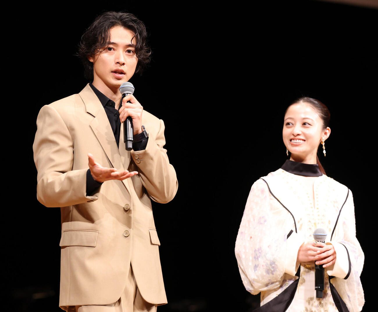 KINGDOMシネマコンサートのサプライズトークイベントで熱く語る山﨑賢人（左）。右は橋本環奈（撮影・浅見桂子）