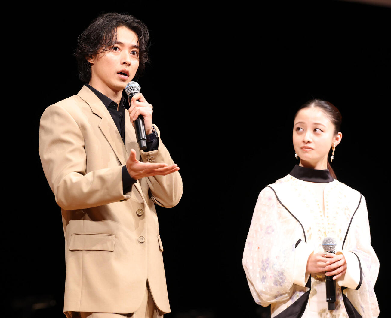 KINGDOMシネマコンサートのサプライズトークイベントで熱く語る山﨑賢人（左）。右は橋本環奈（撮影・浅見桂子）