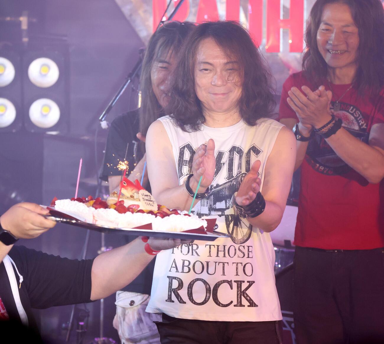 ライブ後、誕生日ケーキを贈られ笑顔の寺沢功一