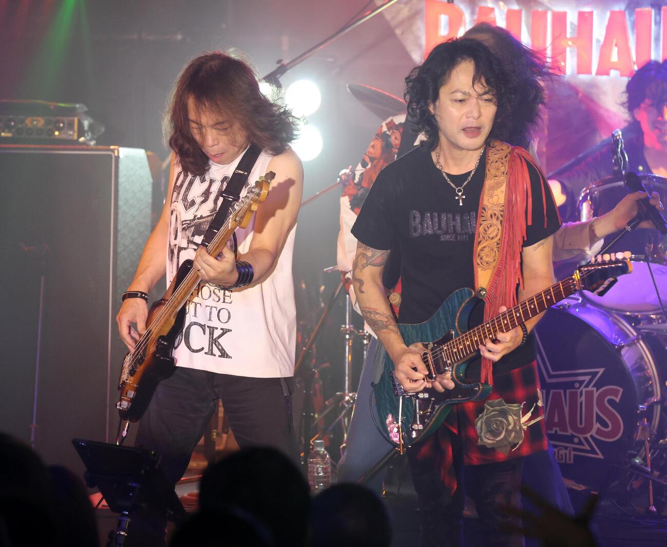 演奏するベースの寺沢功一（左）とギター原田喧太