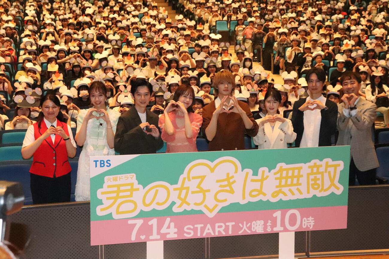 TBS7月期火曜ドラマ「君の好きは無敵」制作発表会見に出席した、左から島崎和歌子、白本彩奈、本郷奏多、松本若菜、佐野勇斗、小野花梨、はんにゃ金田哲、藤井隆