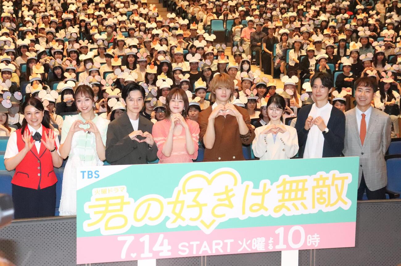 TBS7月期火曜ドラマ「君の好きは無敵」制作発表会見に出席した、左から島崎和歌子、白本彩奈、本郷奏多、松本若菜、佐野勇斗、小野花梨、はんにゃ金田哲、藤井隆