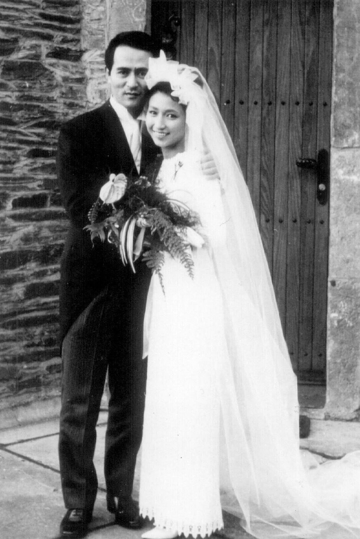1965年、ドイツで挙式した山本耕一さん（左）、小林千登勢さん（右）夫妻