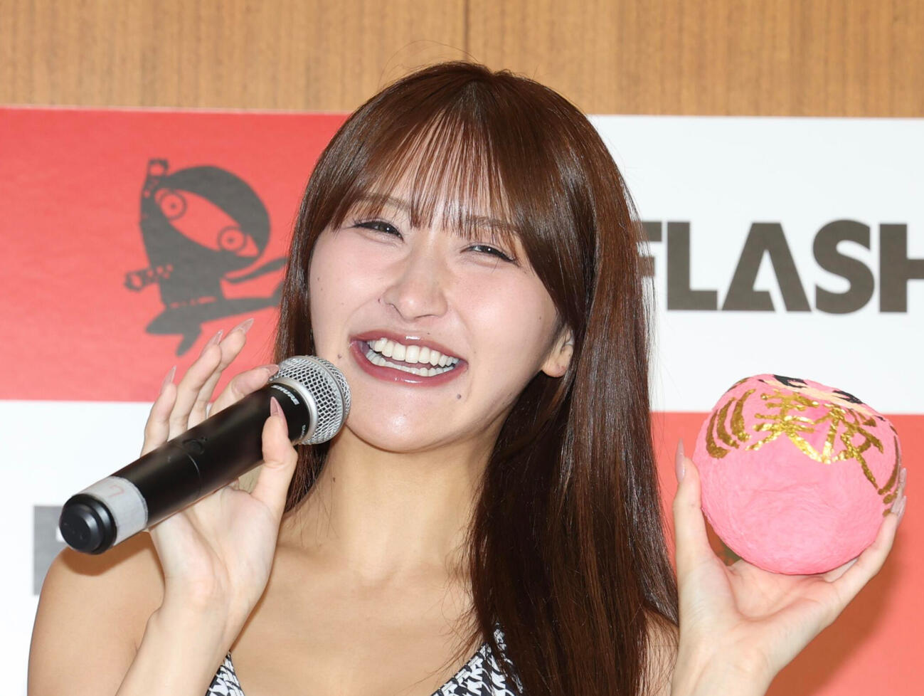アピールタイムで達磨を見せる立花美桜（撮影・河田真司）