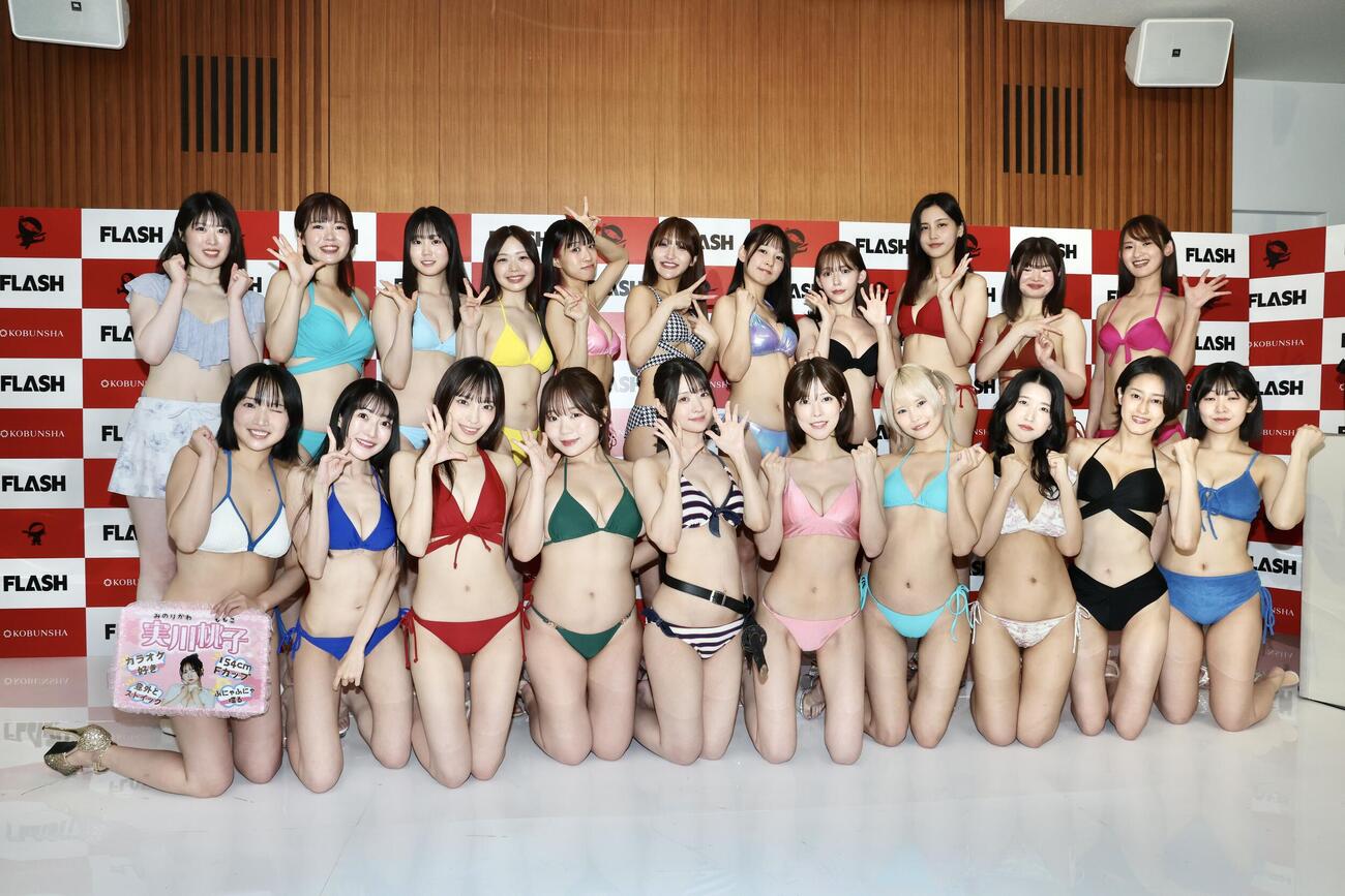 写真に納まる、前列左から実川桃子、もてりこ、大谷美詩海、小野たまり、絃ユリナ、藤白ちらり、山本乃愛、藤綺花、千原彩叶、廣岡みらの、後列左から山田瑶佳、鈴木瑠莉、宮地りんか、大月海風、明永凛花、立花美桜、大桜てんか。、四方亜沙美、絢瀬桜妃、白崎優雨、春名なこ（撮影・河田真司）