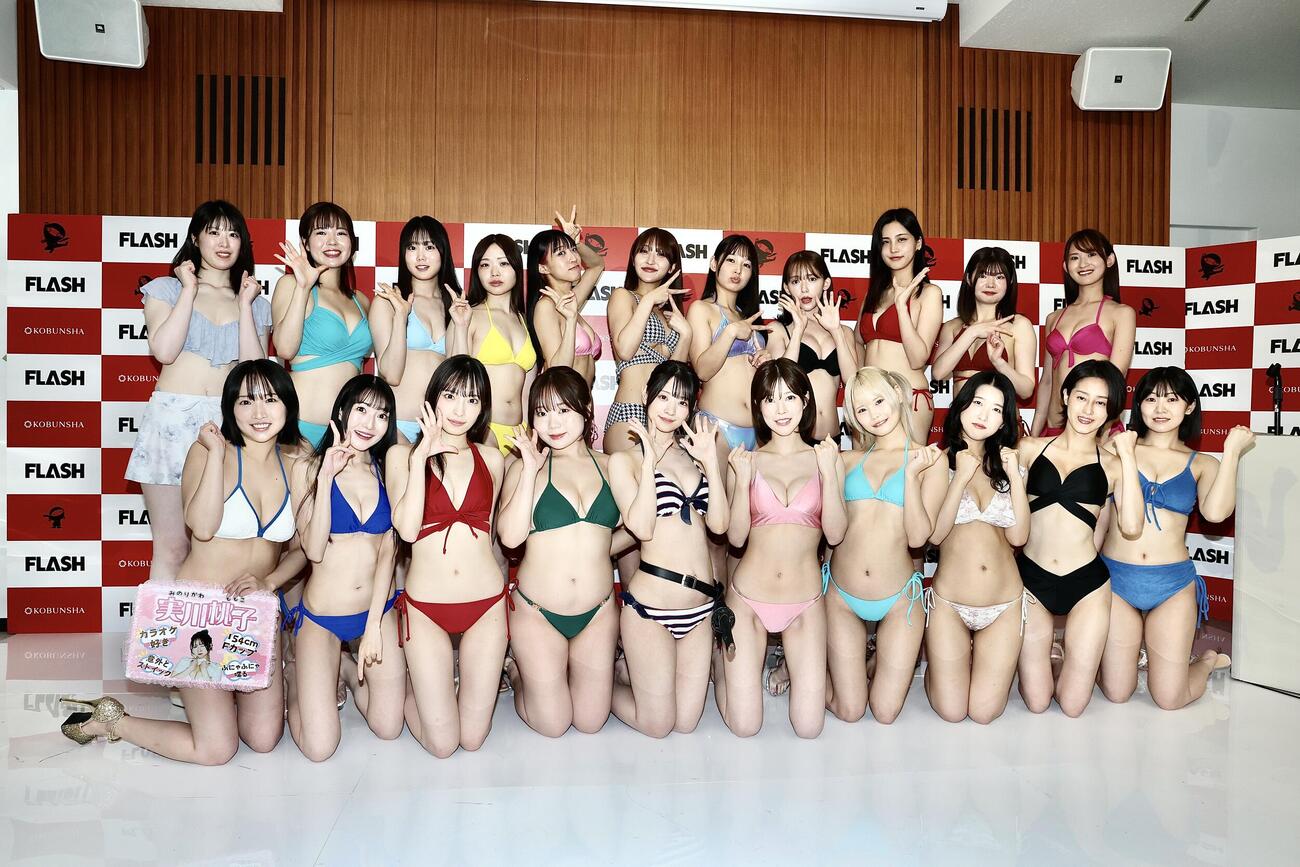 写真に納まる、前列左から実川桃子、もてりこ、大谷美詩海、小野たまり、絃ユリナ、藤白ちらり、山本乃愛、藤綺花、千原彩叶、廣岡みらの、後列左から山田瑶佳、鈴木瑠莉、宮地りんか、大月海風、明永凛花、立花美桜、大桜てんか。、四方亜沙美、絢瀬桜妃、白崎優雨、春名なこ（撮影・河田真司）