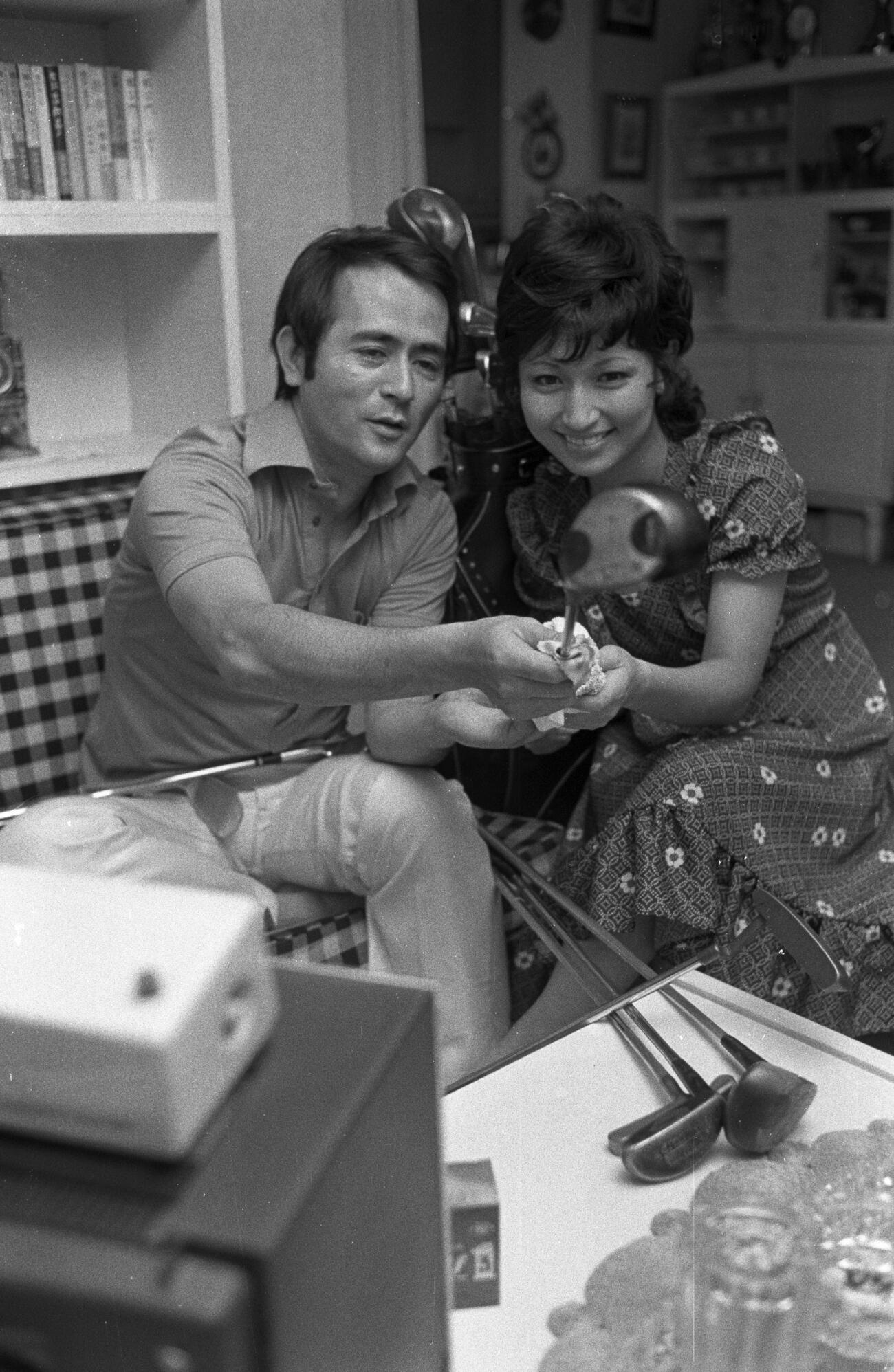 仲むつまじい小林千登勢、山本耕一夫妻（1971年6月撮影）
