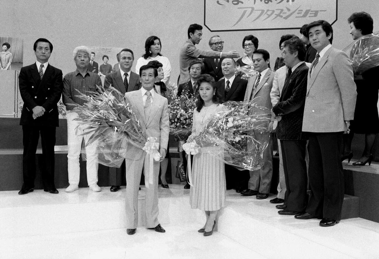 1985年10月、テレビ朝日「アフタヌーンショー」が20年6カ月の歴史に幕を閉じた。前列左が司会の川崎敬三、右は今村優理子。右端は佐々木正洋リポーター、左端は宮尾すすむ、左から3人目が「そうなんですよ、川崎さん」で有名になった山本耕一さん