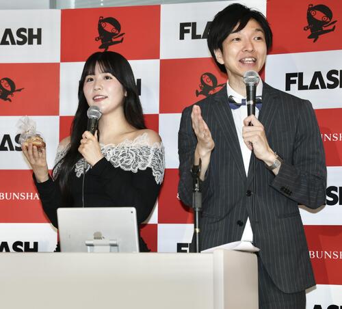 MCを務めるいいね村田。（右）とアシスタントの白石時（撮影・河田真司）