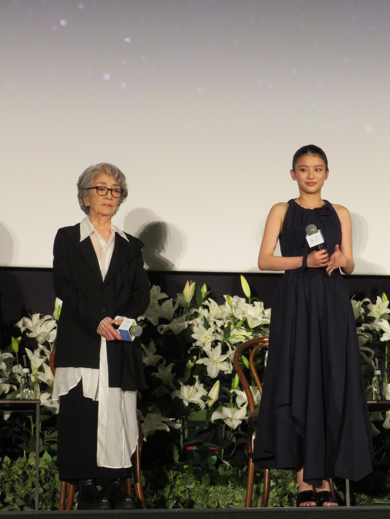 映画「あの星が降る丘で、君とまた出会いたい。」完成披露試写会“百合プレミア”に登壇した倍賞千恵子（左）と出口夏希（撮影・村上幸将）