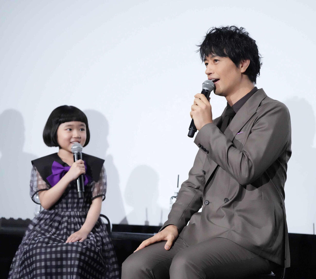 永尾柚乃（左）と斎藤工（2025年撮影）