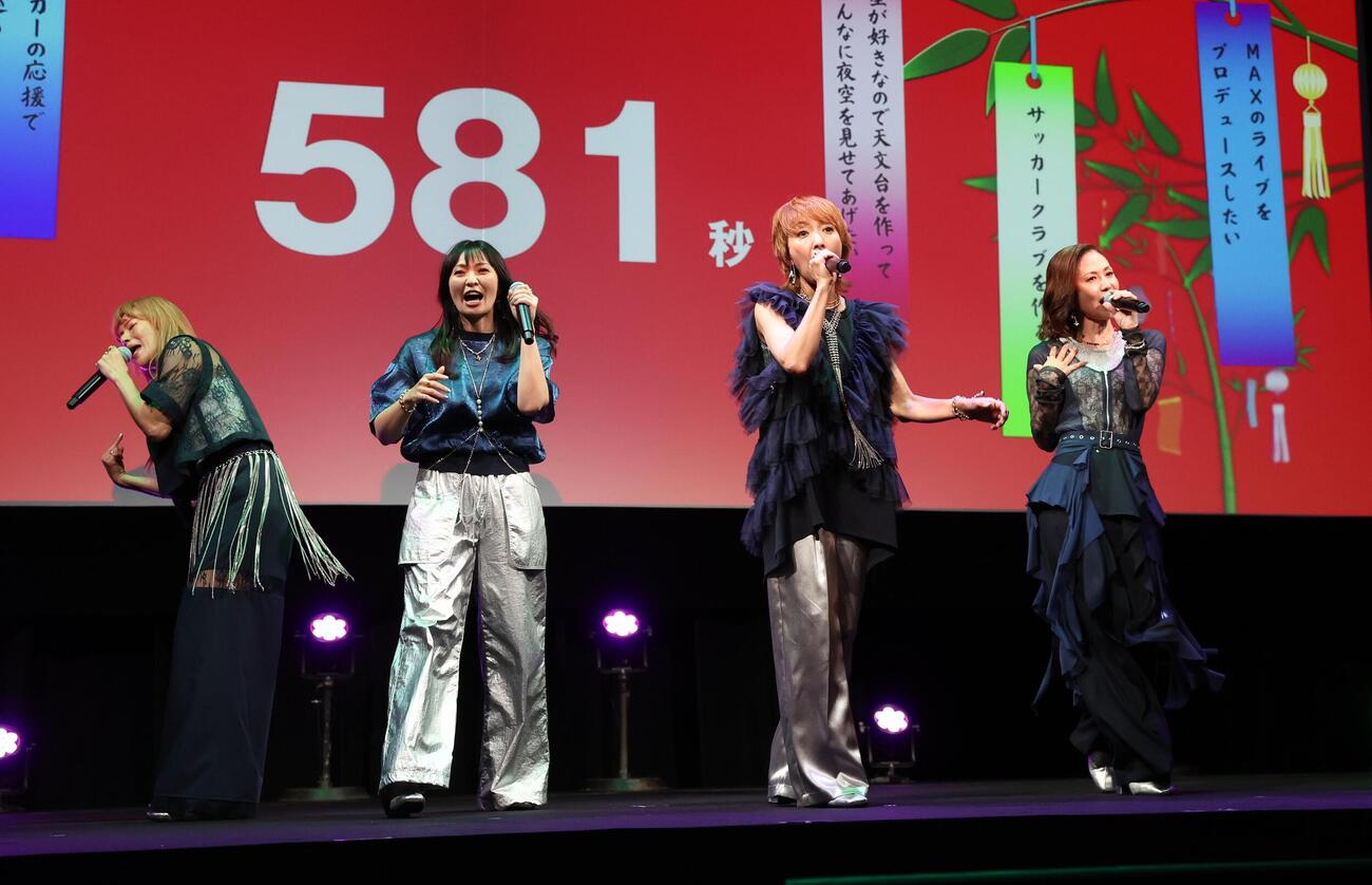 BIG777のイベントで歌うMAXの左からLINA、MINA、REINA、NANA（撮影・黒川智章）