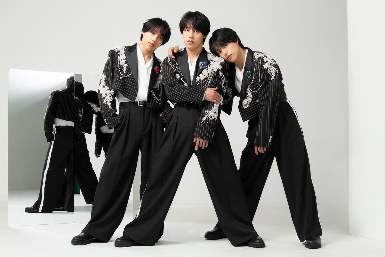 解禁されたメジャーデビューシングル「DAISUKI」の佐藤三兄弟アーティスト写真