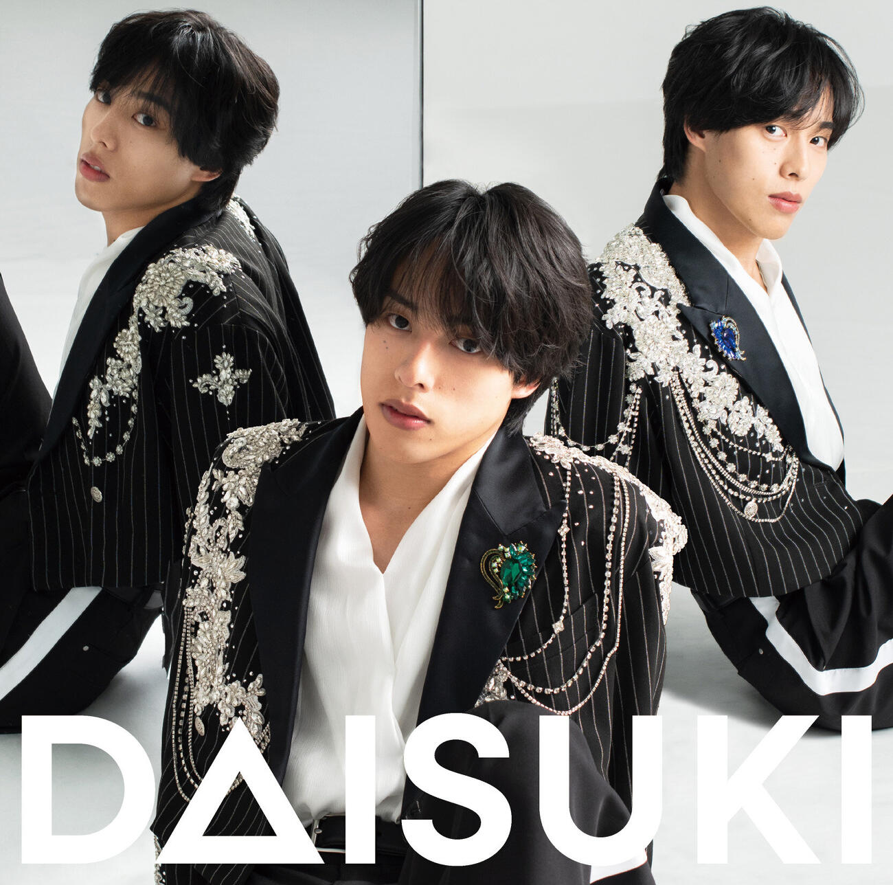 解禁された佐藤三兄弟メジャーデビューシングル「DAISUKI」の嘉人バージョンジャケット写真