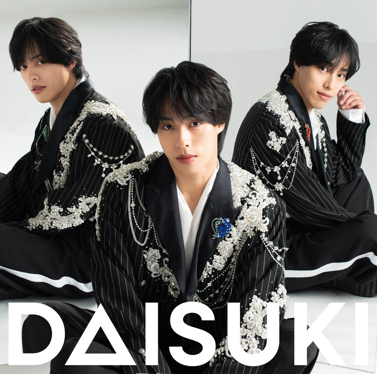 解禁された佐藤三兄弟メジャーデビューシングル「DAISUKI」の颯人バージョンジャケット写真