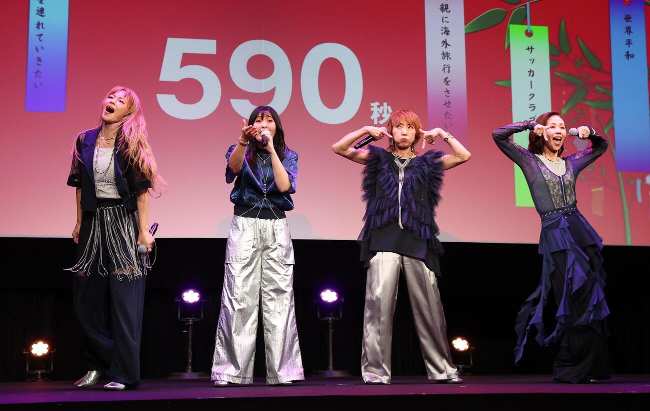 BIG777のイベントで歌うMAXの左からLINA、MINA、REINA、NANA（撮影・黒川智章）