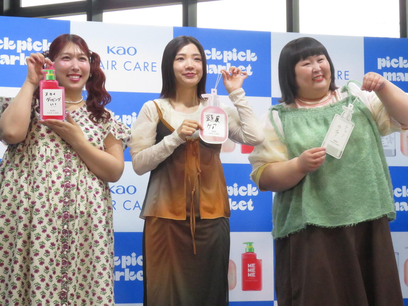「pick pick market presented by KAO HAIR CARE」PR発表会に出演し、七夕にちなんで願いごとを記した、3時のヒロインの左からゆめっち、福田麻貴、かなで