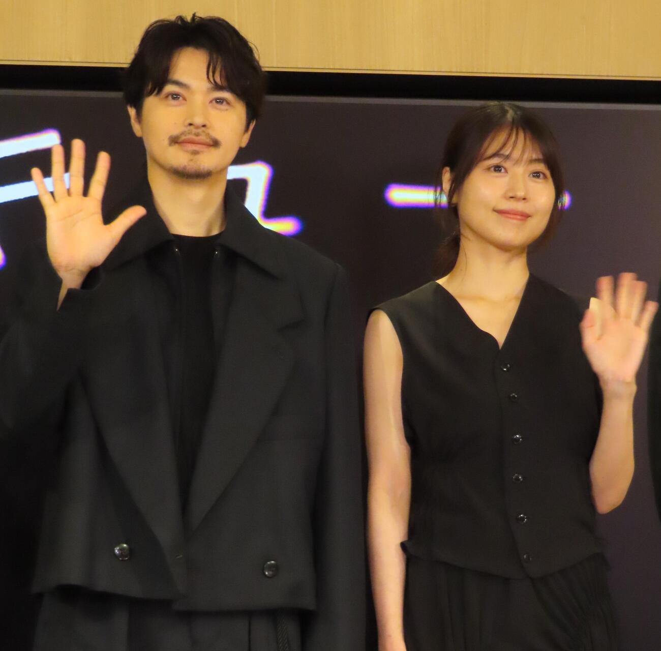 舞台「キュー」の制作発表会見に出席した瀬戸康史（左）、有村架純