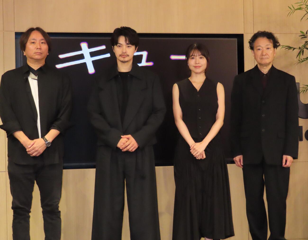 舞台「キュー」の制作発表会見に出席した、左から上田岳弘氏、瀬戸康史、有村架純、白井晃
